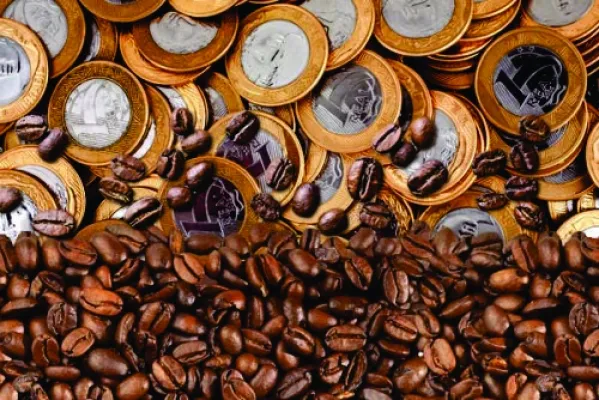 Café despenca em NY nesta 4ª feira; BR aumenta pressão sobre os preços, mas estoques ainda preocupam