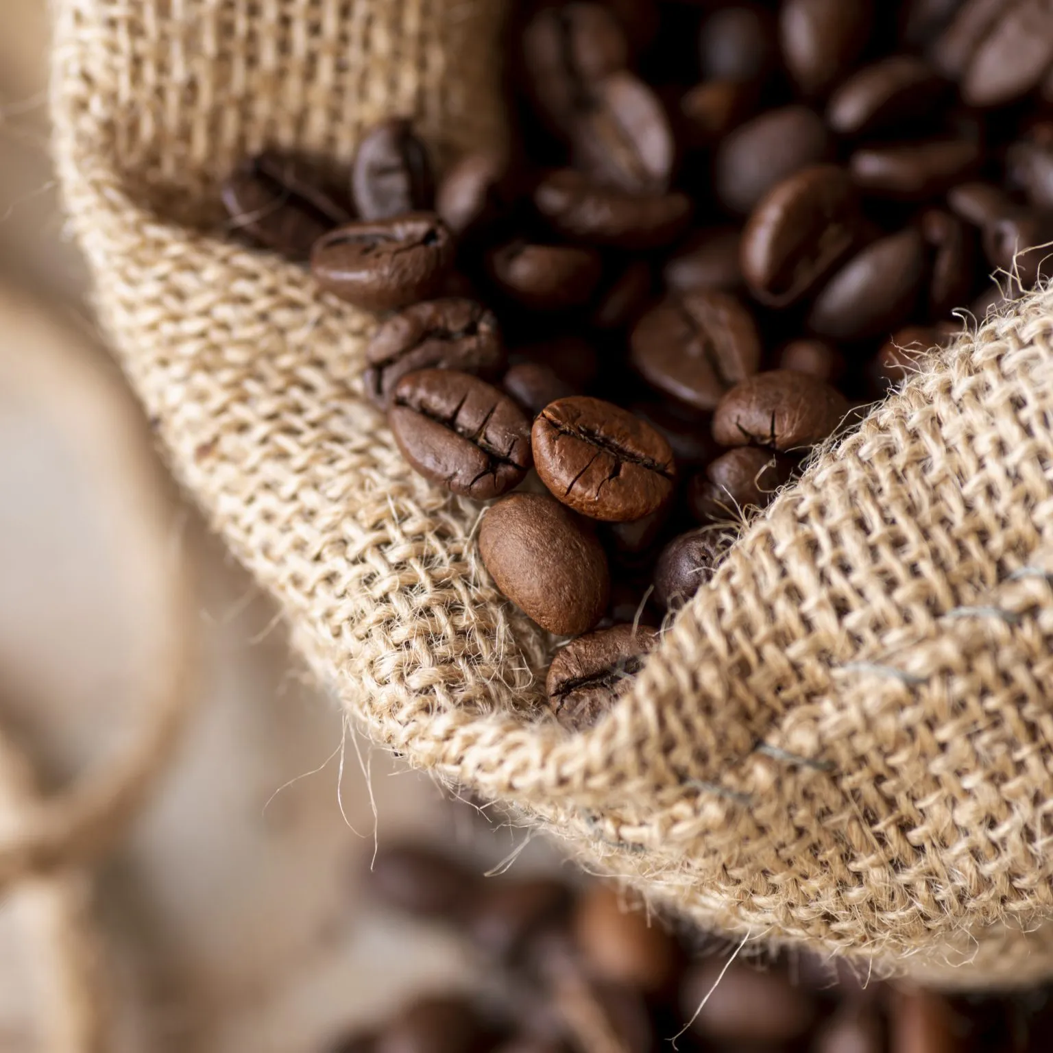 Café sobe com alerta climático e oferta travada; mercado acompanha ritmo da safra brasileira
