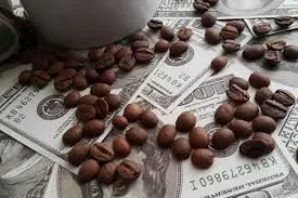 Café fecha em alta nas bolsas internacionais e mercado reage a riscos logísticos e queda nas exportações do Brasil