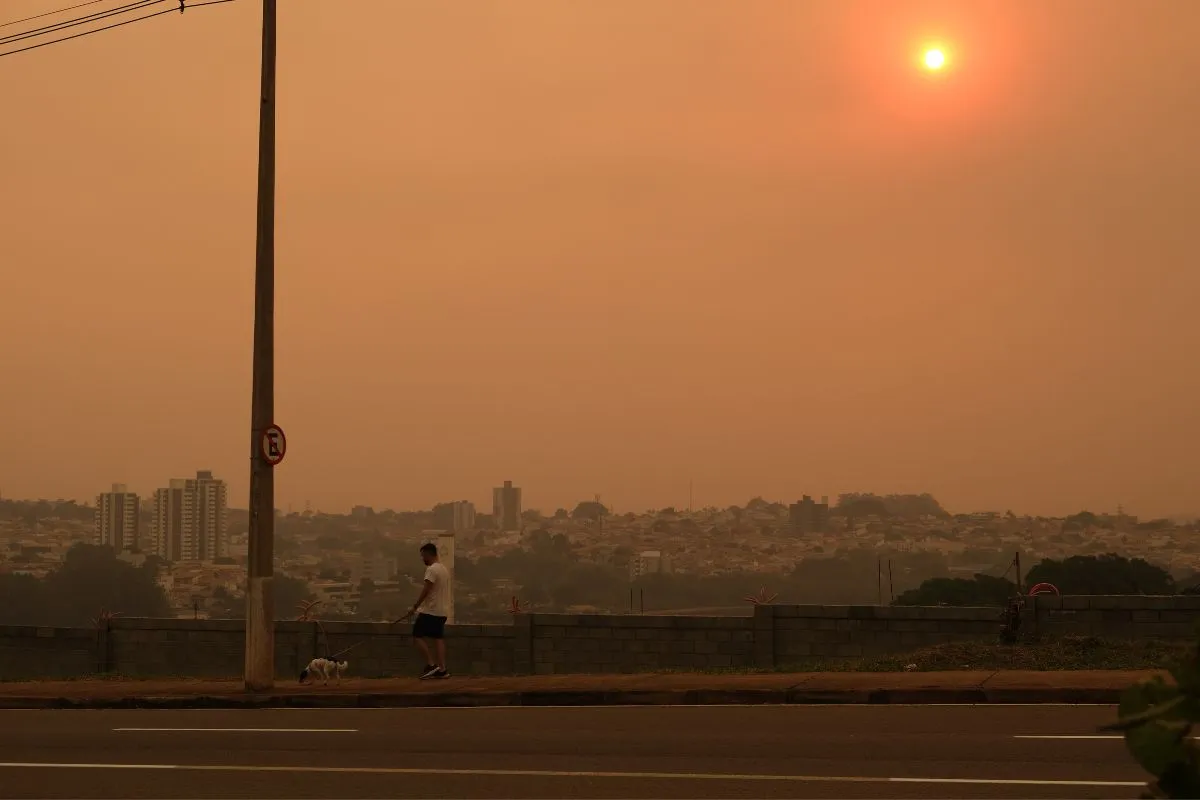 Semana começa com clima seco e deixa interior do país em alerta pelo risco de queimadas