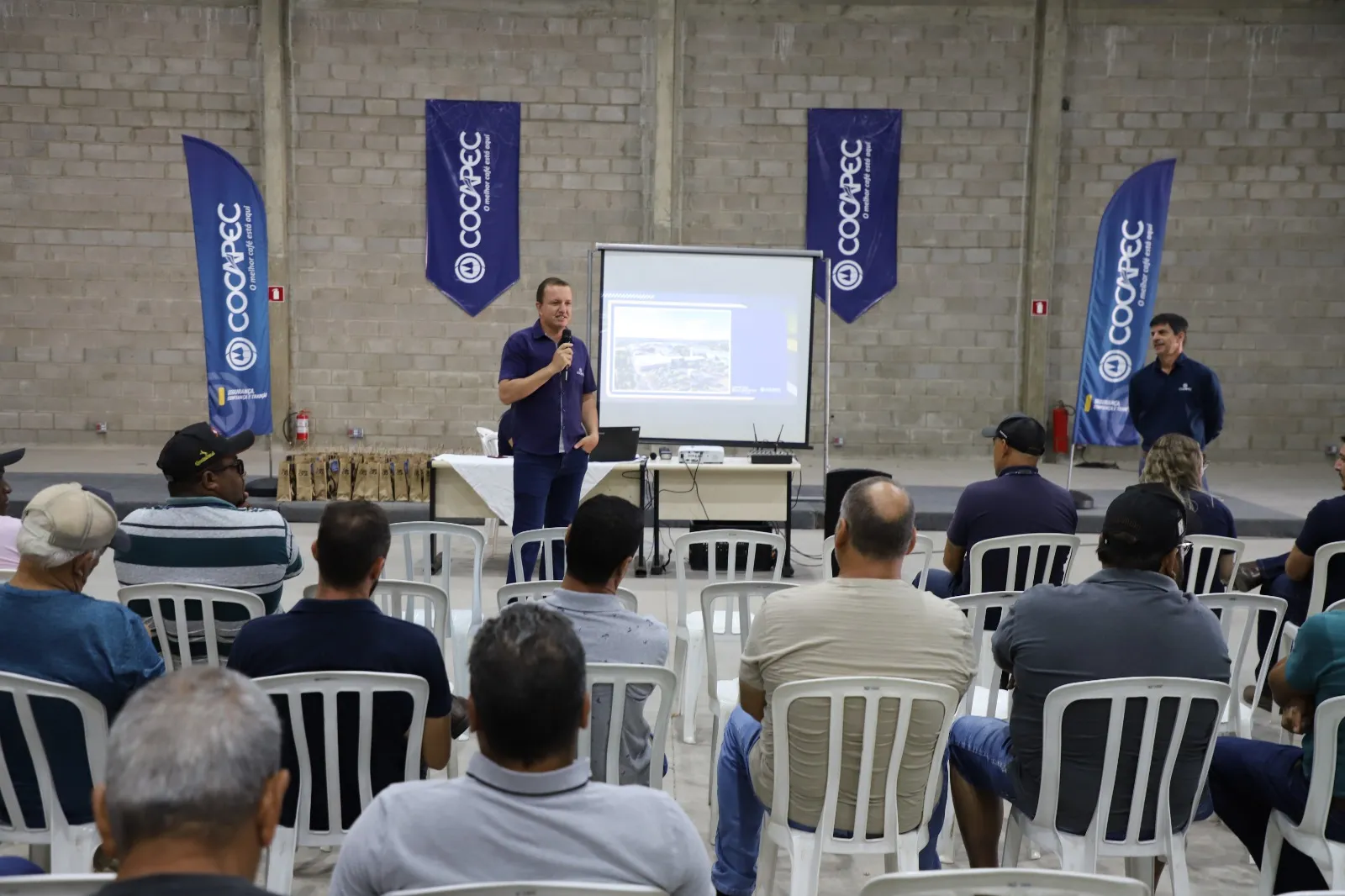 Cocapec intensifica ações de segurança e saúde para caminhoneiros no início da safra de café