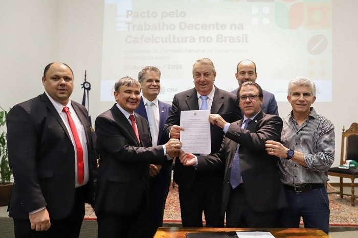 CNA participa da assinatura de adesão ao pacto sobre condições de trabalho na cafeicultura